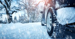 zimne pneumatiky auta na snehu
