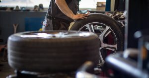 automechanik v servise mera hlbku dezenu na pneumatikach