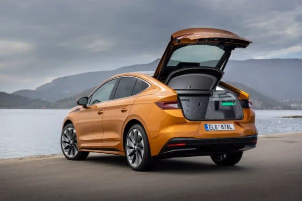 137_ENYAQ_COUPE_iV_Phoenix_Orange-1920x1281